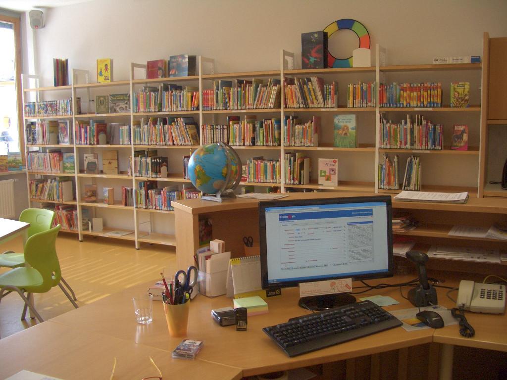 Innensicht der Bibliothek Ellmau 