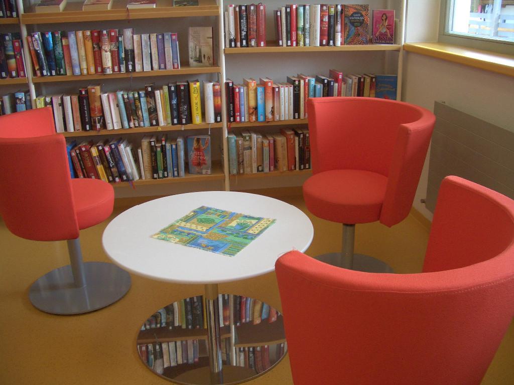 Innensicht der Bibliothek Ellmau - Sitzgruppe