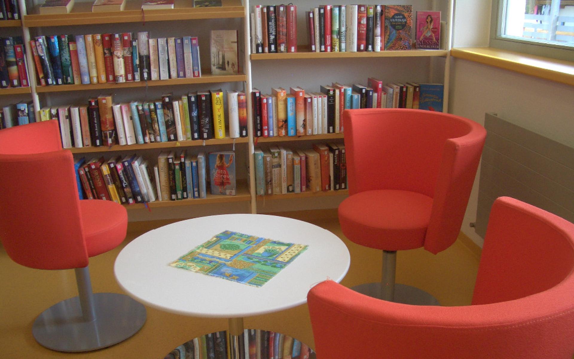 Innensicht der Bibliothek Ellmau - Sitzgruppe